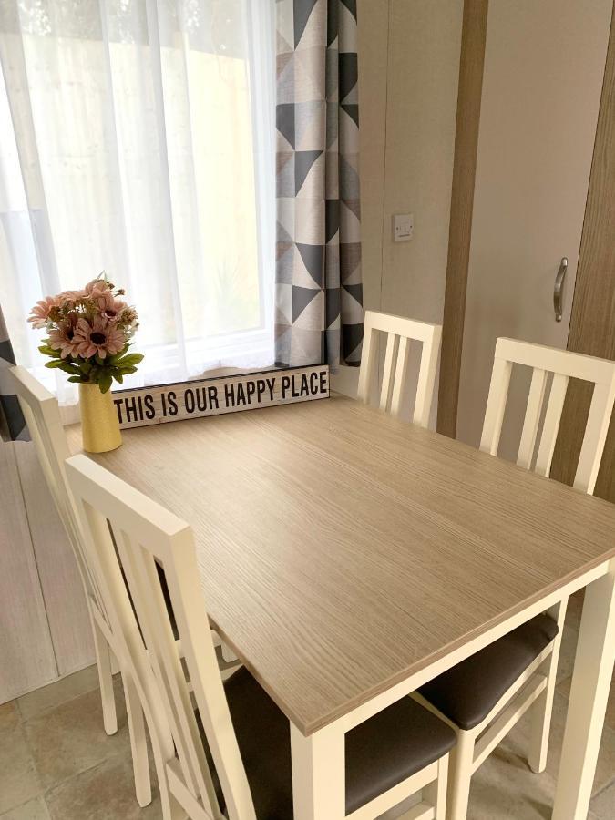 Mollys Retreat Pet Friendly Three Bed Caravan With Small Garden Newquay Bay Resort Quieter Area Of Park Eksteriør bilde